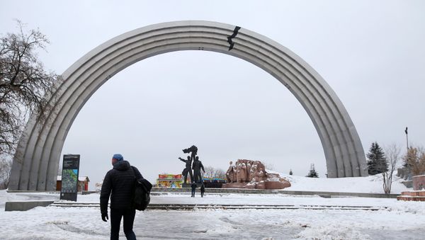 Изображение трещины наклеили на Арку дружбы народов в Киеве