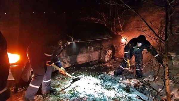 Спасатели на автодороге Судак - Щебетовка вытащили из снега застрявший автомобиль