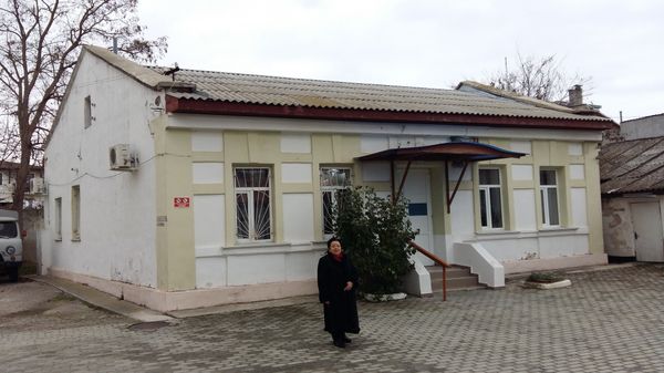 Замглавы местной религиозной организации Церковь Сурб Никоайос в Евпатории Анаит Исраелян у одного из храмовых сооружений, где в настоящее время размещается администрация гериатрического интерната