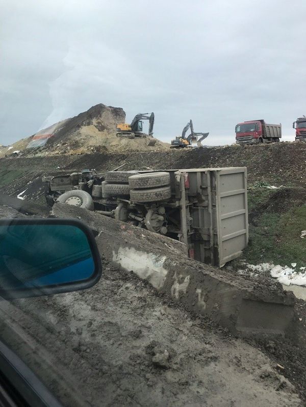 Под Симферополем с дороги вылетели автобус и грузовик