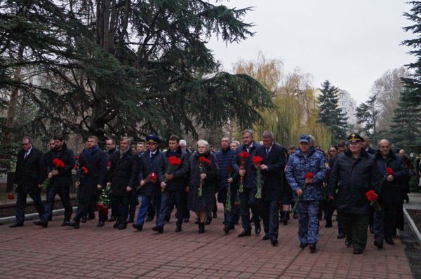 В Симферополе возложили цветы к мемориалу Вечный огонь в парке им. Гагарина