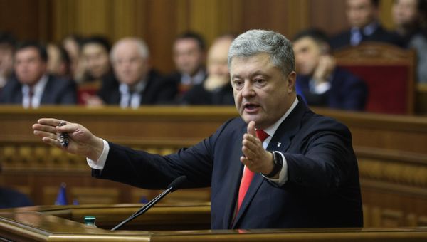 Президент Украины Петр Порошенко выступает на заседании Верховной рады Украины