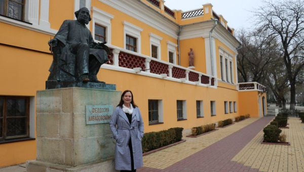 Внучка мариниста Ивана Айвазовского Аманда Роджерс возле картинной галереи в Феодосии Внучка мариниста Ивана Айвазовского Аманда Роджерс возле картинной галереи в Феодосии