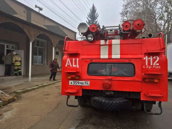  Огнеборцы спасли мечеть в Крыму от пожара 