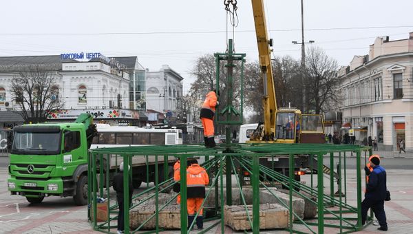 В Симферополе начали устанавливать главную елку города на площади им. Ленина