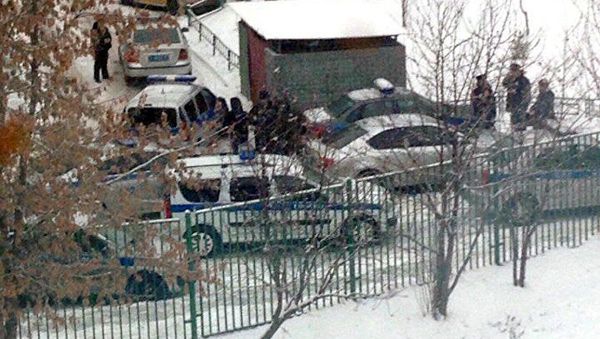 Полицейские автомобили у здания школы №1359 в Москве Полицейские автомобили у здания школы №1359 в Москве