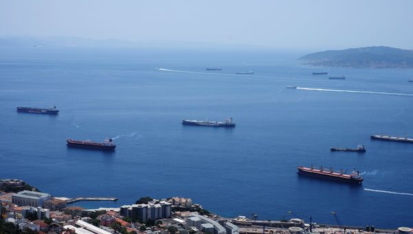 Морской порт Гибралтара. На дальнем плане - испанский город Альхесирас Морской порт Гибралтара. На дальнем плане - испанский город Альхесирас