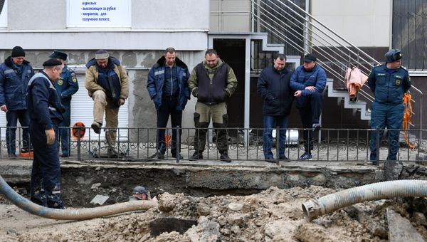 Ремонтно-восстановительные работы на водоводе на пересечении улиц Чехова и Севастопольская в Симферополе. 9 декабря 2018