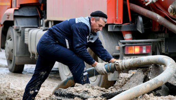 Устранение аварии на водоводе в центре Симферополя. 9 декабря 2018