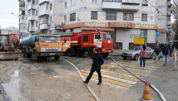 Последствия аварии на водоводе в центре Симферополя. 9 декабря 2018 Последствия аварии на водоводе в центре Симферополя. 9 декабря 2018