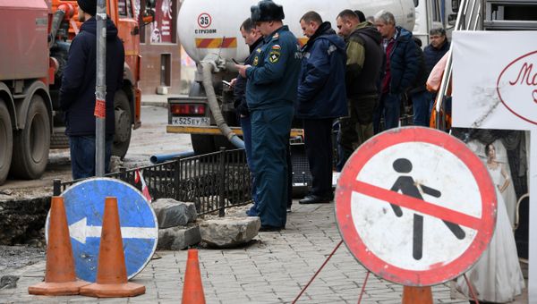 На месте аварии на водоводе в центре Симферополя. 9 декабря 2018 На месте аварии на водоводе в центре Симферополя. 9 декабря 2018