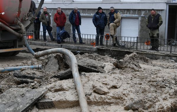 На месте аварии на водоводе в центре Симферополя. 9 декабря 2018