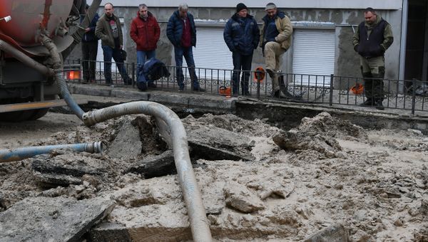 На месте аварии на водоводе в центре Симферополя. 9 декабря 2018 На месте аварии на водоводе в центре Симферополя. 9 декабря 2018