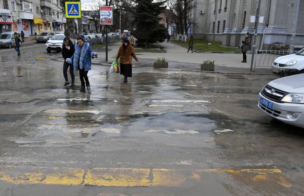 Последствия аварии на водоводе в центре Симферополя. 9 декабря 2018