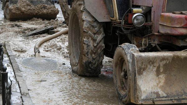 Устранение аварии на водоводе в центре Симферополя. 9 декабря 2018