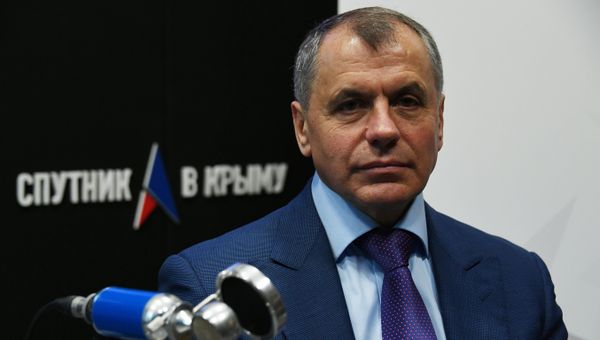 Председатель Госсовета РК Владимир Константинов в студии радио Спутник в Крыму