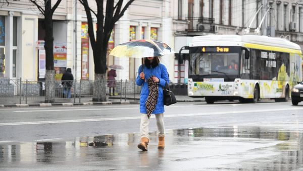 Девушка под дождем в Симферополе