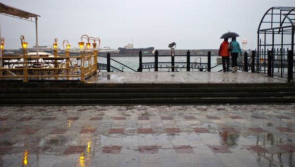 Горожане на набережной Ялты на Черном море
