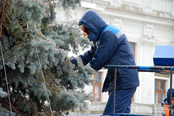 Установка главной елки в Евпатории