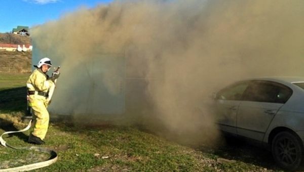 Пожарные тушат загоревшийся бытовой вагончик возле села Морское под Судаком