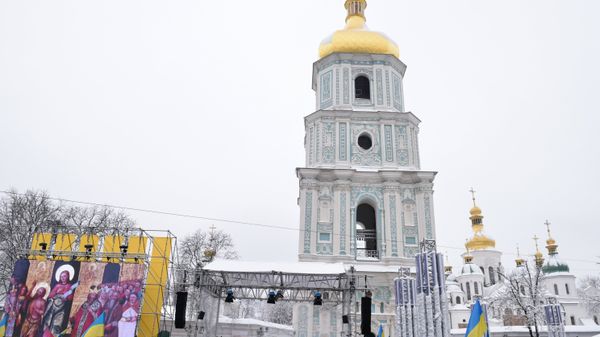 Верующие на объединительном соборе на Софийской площади в Киеве. 15 декабря 2018