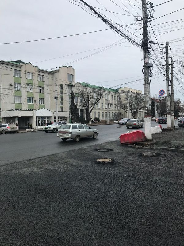 Дорога на пересечении улиц Субхи и Севастопольская в Симферополе Дорога на пересечении улиц Субхи и Севастопольская в Симферополе