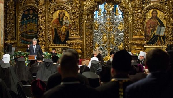 Президент Украины Петр Порошенко выступает на объединительном соборе в Киеве. 15 декабря 2018 Президент Украины Петр Порошенко выступает на объединительном соборе в Киеве. 15 декабря 2018