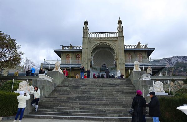 Люди в Воронцовском дворце в Алупке