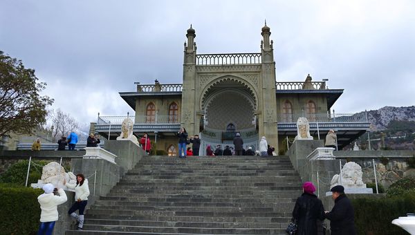 Люди в Воронцовском дворце в Алупке