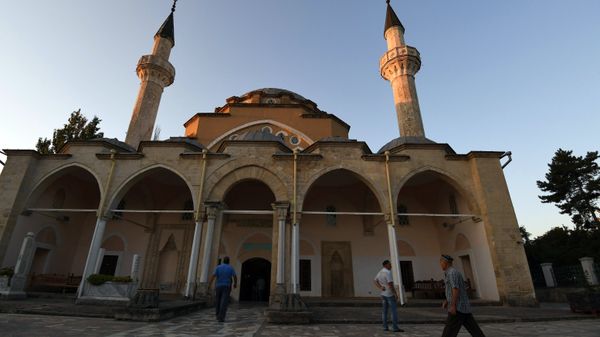 Мусульмане у мечети Джума Хан Джами в Евпатории 