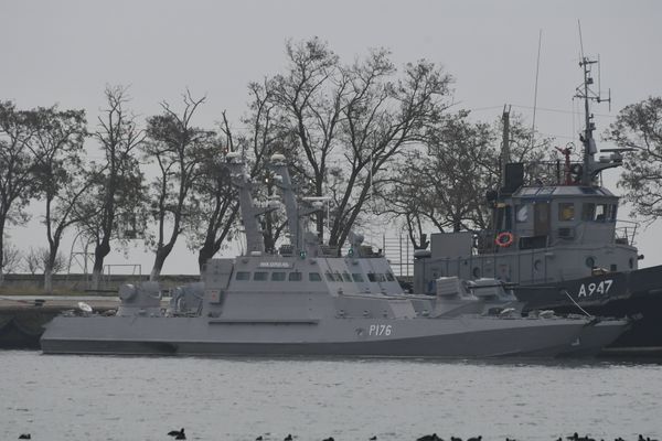 Задержанные украинские корабли доставлены в порт Керчи