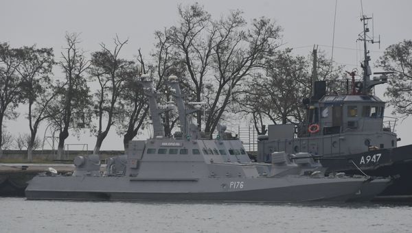 Задержанные украинские корабли доставлены в порт Керчи