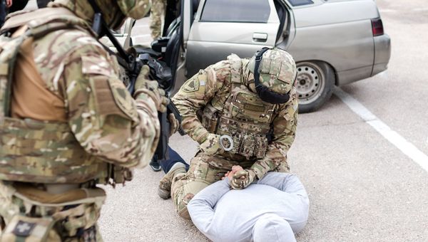 Сотрудники ОМОНа во время задержания преступника