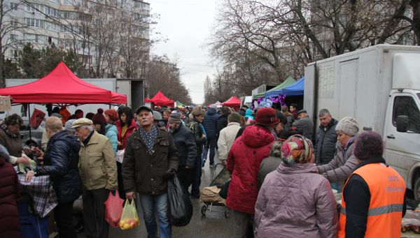 Люди на предновогодней ярмарке в Симферополе Люди на предновогодней ярмарке в Симферополе