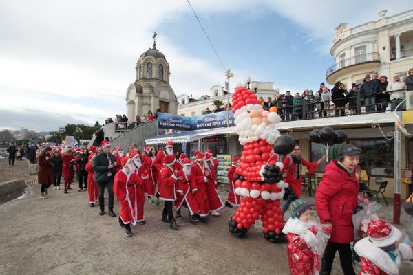 Участники Мороз-парада в Ялте