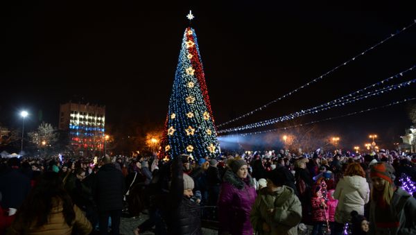 В Севастополе зажгли главную городскую елку