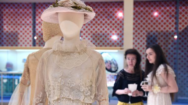 Женщины в магазине одежды. Архивное фото Женщины в магазине одежды. Архивное фото
