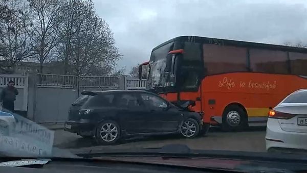 В Симферополе лоб в лоб столкнулись легковушка и рейсовый автобус