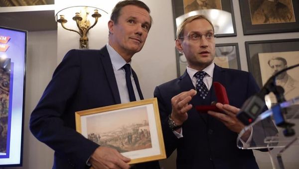 Глава администрации Евпатории Андрей Филонов и лидер партии Вставай, Франция Николя Дюпону-Эньян