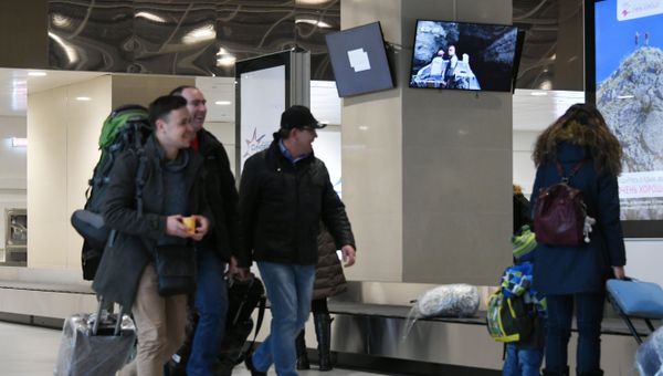 Информационный экран сайта РИА Новости Крым и радиостанции Спутник в Крыму в аэропорту Симферополь
