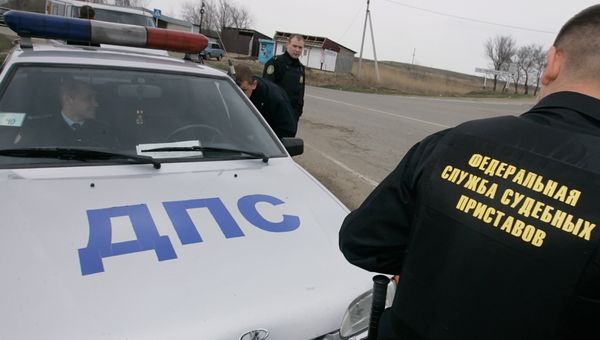 Судебные приставы во время рейда по задолженностям. Архивное фото