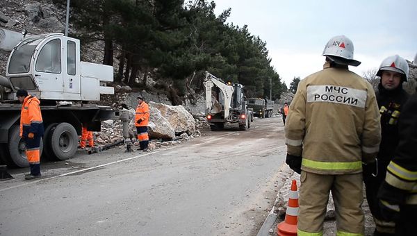 Экстренные службы расчищают трассу Севастополь-Ялта от обвала