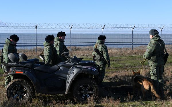 Сотрудники погранзаставы  на границе с Украиной