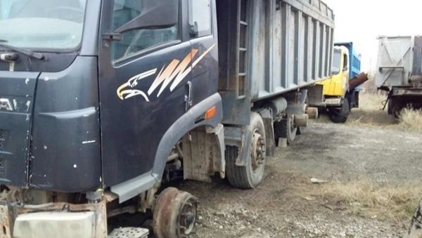 В Евпатории грузовик придавил автослесаря