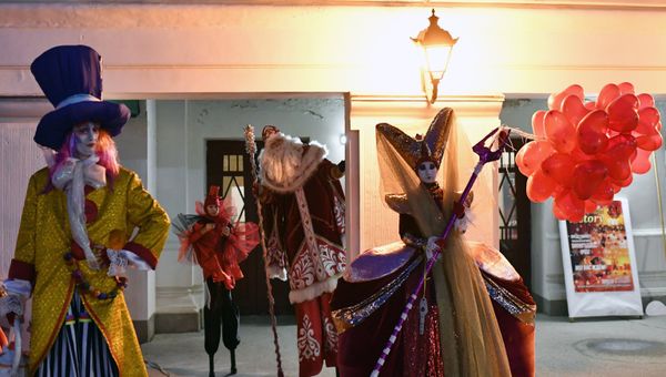 Участники фестиваля-конкурса Санта Клаус отдыхает – на арене Дед Мороз в Евпатории. Архивное фото