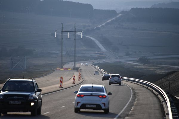 Автомобильное движение на участке трассы Таврида