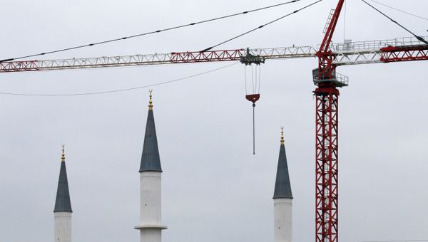 На минаретах соборной мечети в Симферополе появились полумесяцы