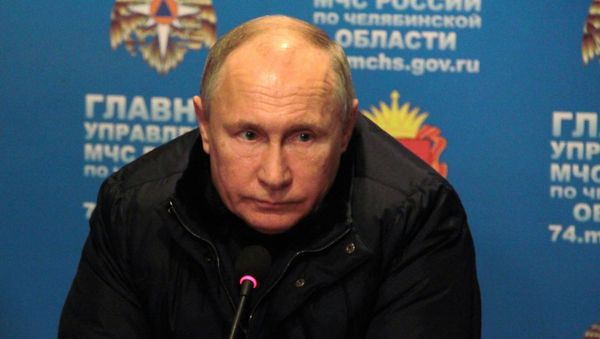 Президент РФ Владимир Путин проводит совещание в оперативном штабе МЧС на месте взрыва газа в жилом доме в Магнитогорске. 31 декабря 2018