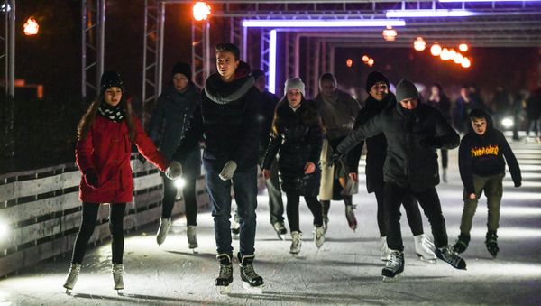 Отдыхающие на катке в Парке Горького в Москве. Архивное фото