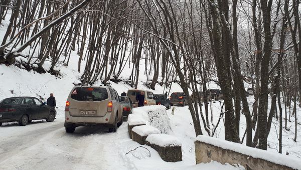 Очередь из автомобилей на подъезде к плато Ай-Петри. 2 января 2019 Очередь из автомобилей на подъезде к плато Ай-Петри. 2 января 2019